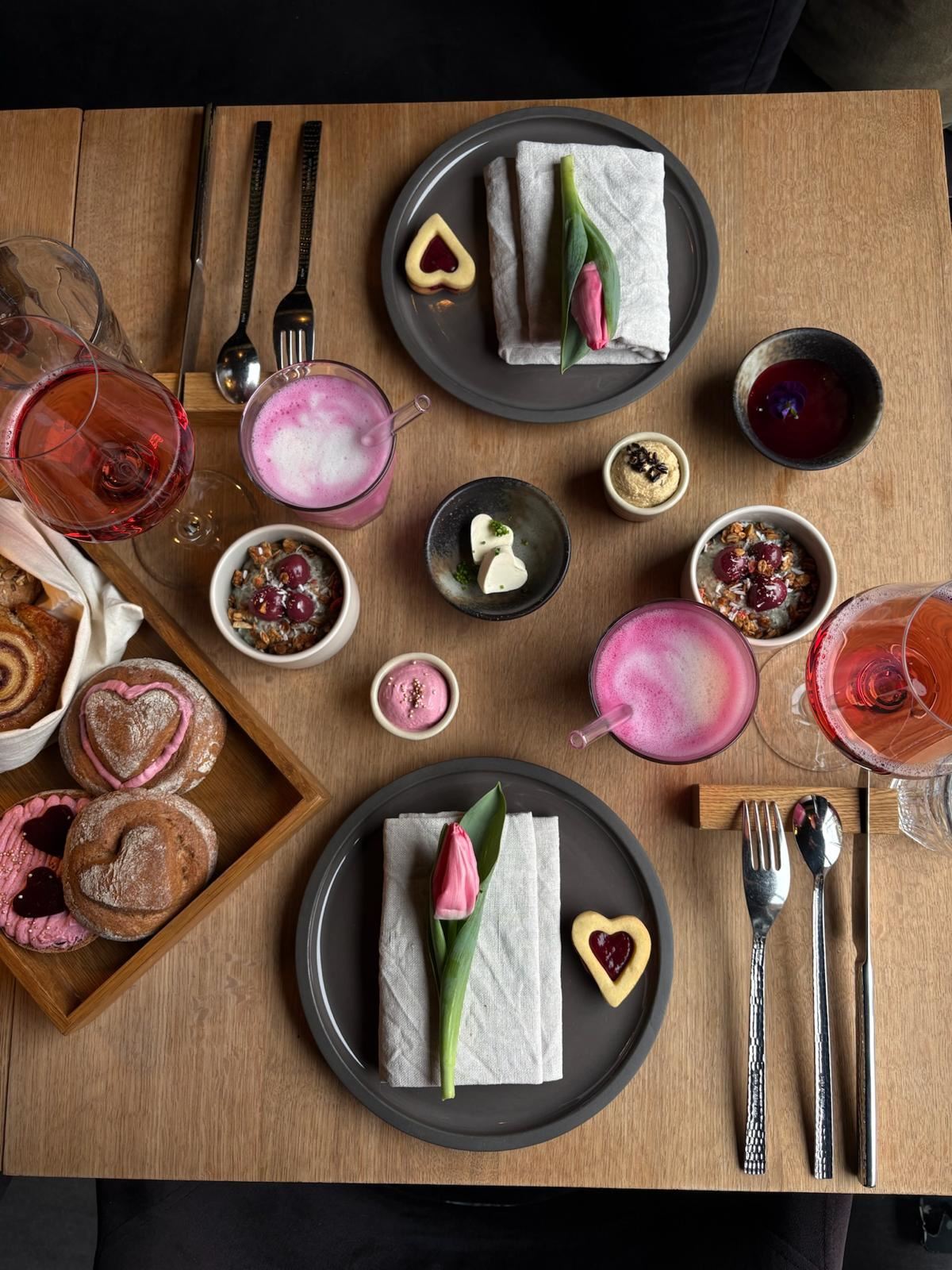 Der Wohlfühlbrunch von oben, Tabletts mit Kleinigkeiten in Rosa