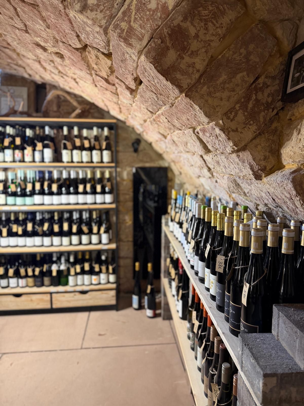 Der begehbare Gewölbekeller des Joujou mit Weinregalen